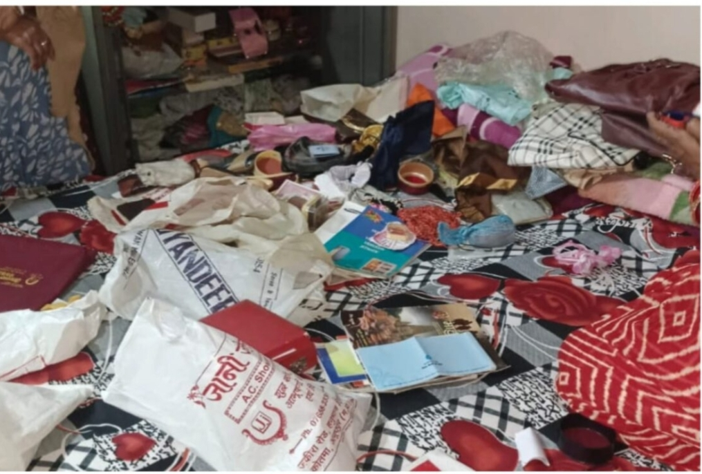शिक्षक दंपती के घर 4.28 लाख की चोरी