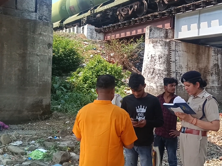 रेलवे पुल से गिरकर व्यवसायी की मौत