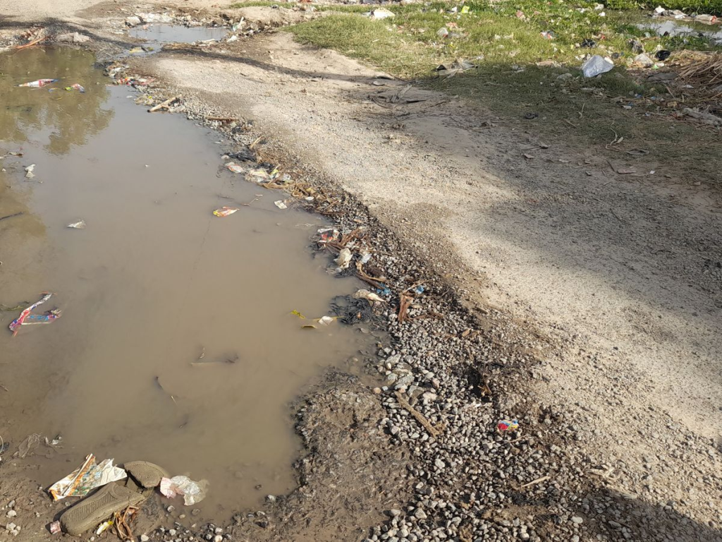 सड़कों पर गंदा पानी