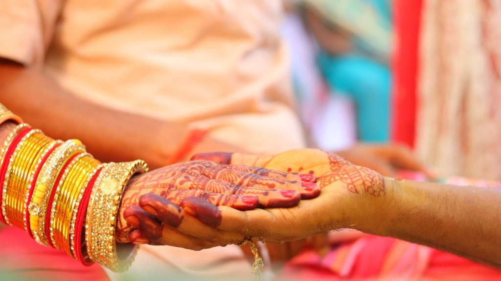 नाबालिग को भगाकर मंदिर में शादी