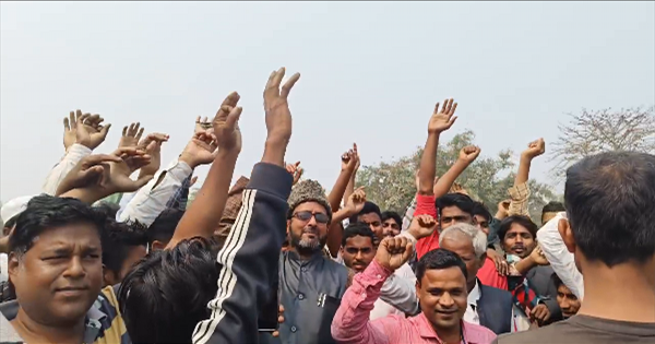 पुल निर्माण की मांग को लेकर प्रदर्शन