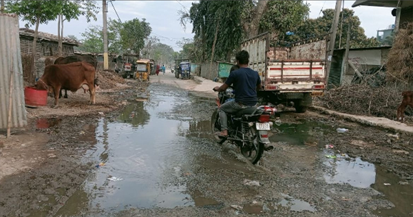 सड़कों पर गंदा पानी