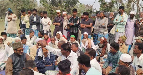 पुल निर्माण की मांग को लेकर प्रदर्शन