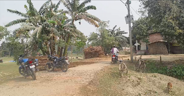 पुल निर्माण की मांग को लेकर प्रदर्शन