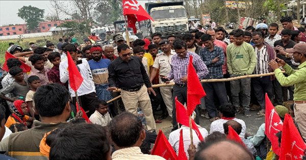 सरकारी जमीन से आदिवासियों को हटाने का विरोध