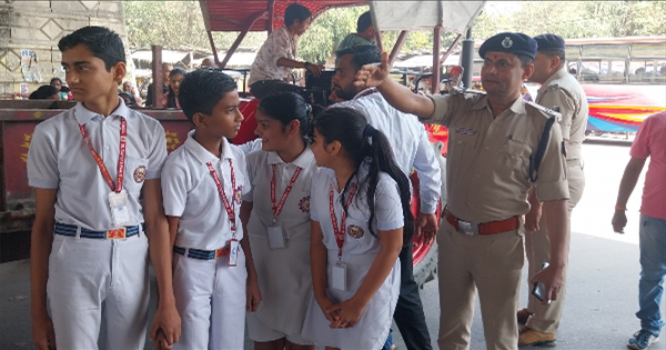 स्कूली बच्चों का 'हेलमेट पहनो, जिंदगी बचाओ' अभियान