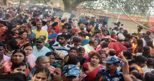 शीतला अष्टमी के अवसर पर श्रद्धालुओं की भीड़