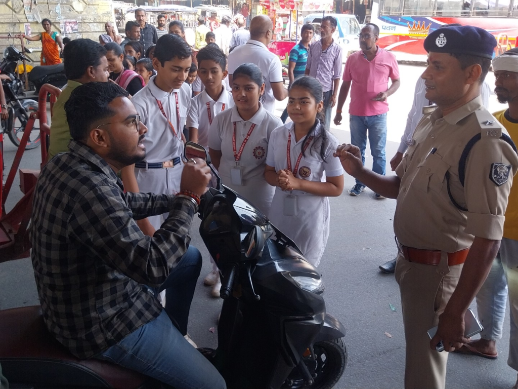 स्कूली बच्चों का 'हेलमेट पहनो, जिंदगी बचाओ' अभियान
