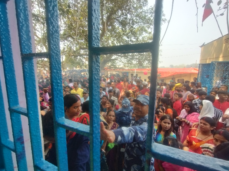 शीतला अष्टमी के अवसर पर श्रद्धालुओं की भीड़