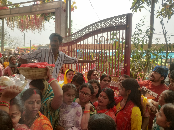 शीतला अष्टमी के अवसर पर श्रद्धालुओं की भीड़