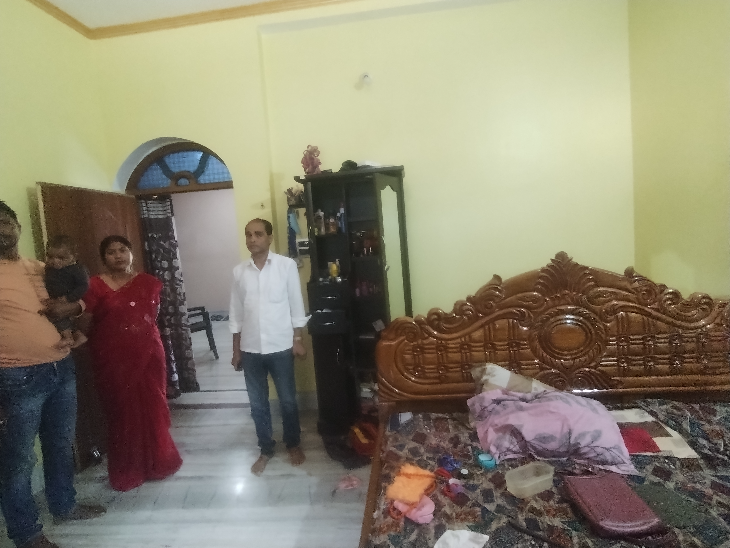 शिक्षक दंपती के घर 4.28 लाख की चोरी