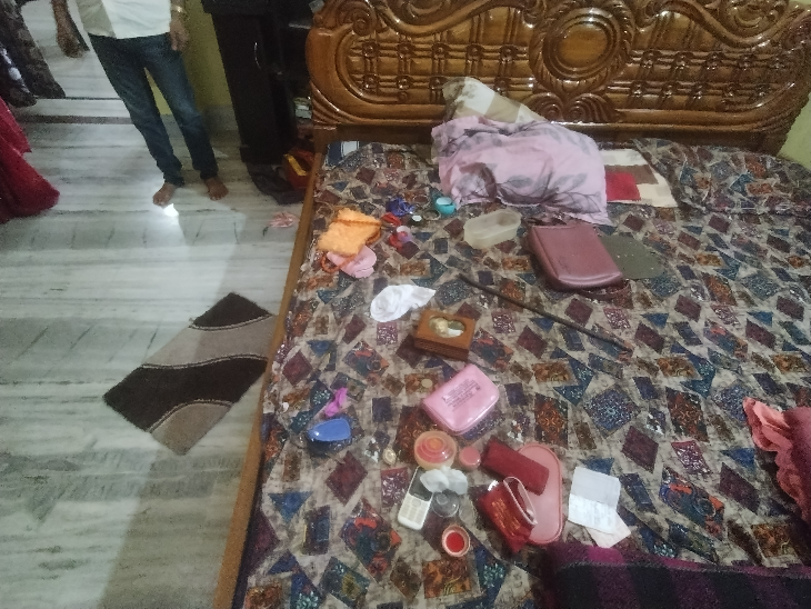 शिक्षक दंपती के घर 4.28 लाख की चोरी