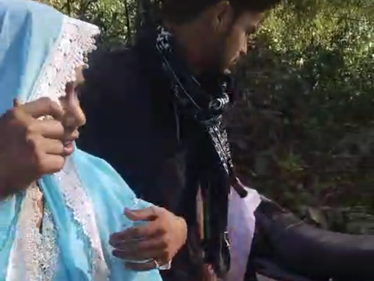 नाबालिग को भगाकर मंदिर में शादी