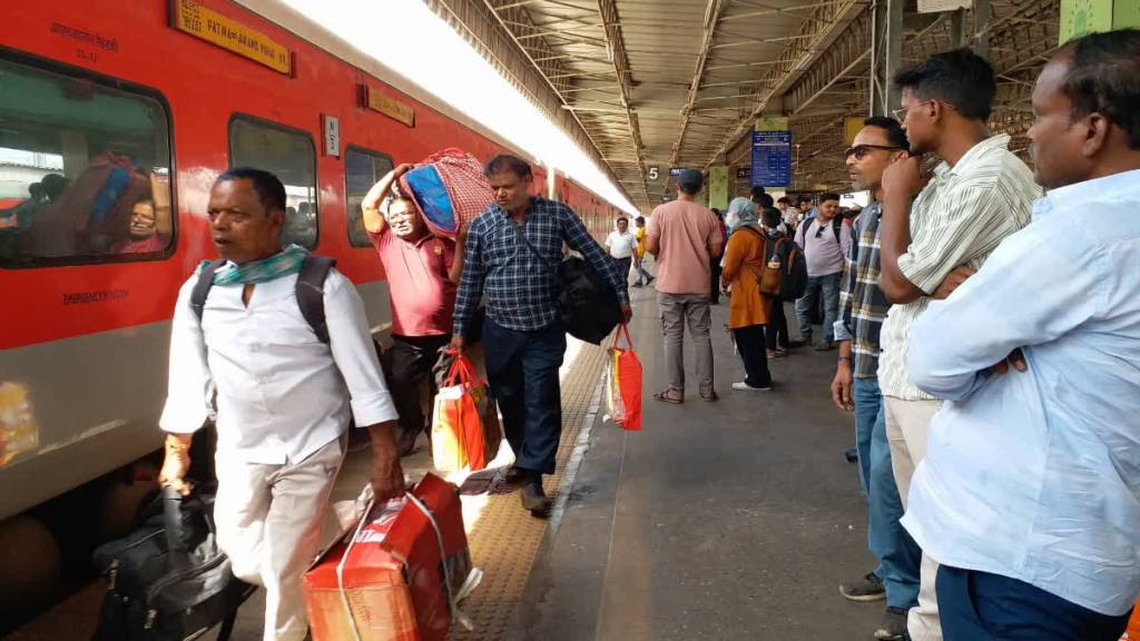 अररिया में सीमांचल एक्सप्रेस में RPF की सघन जांच