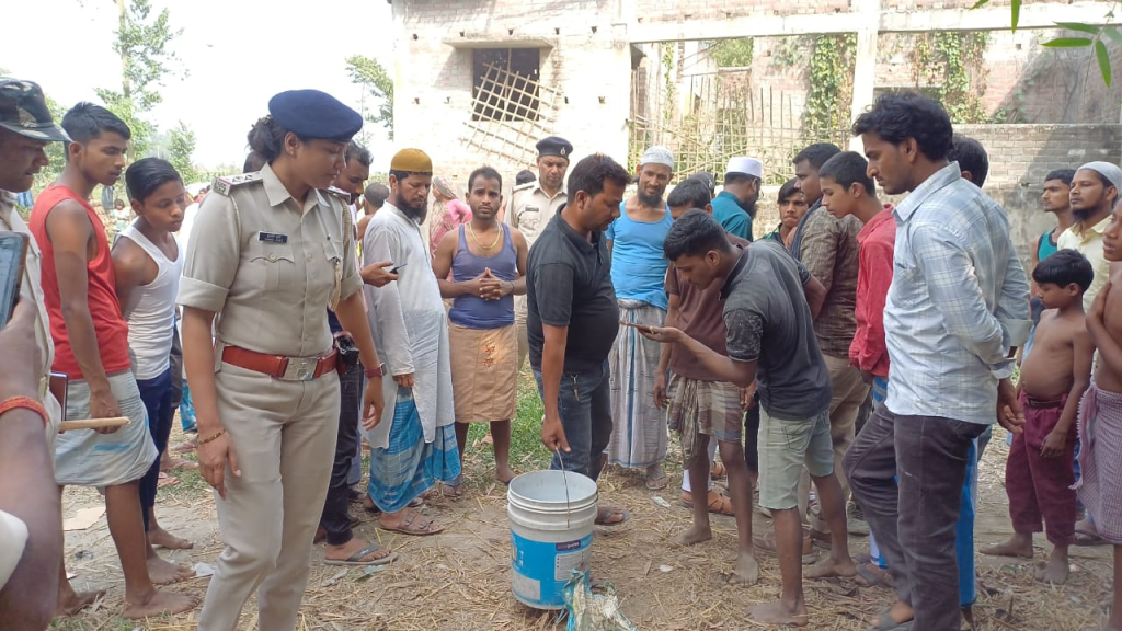 अररिया में दो जिंदा बम मिलने से हड़कंप