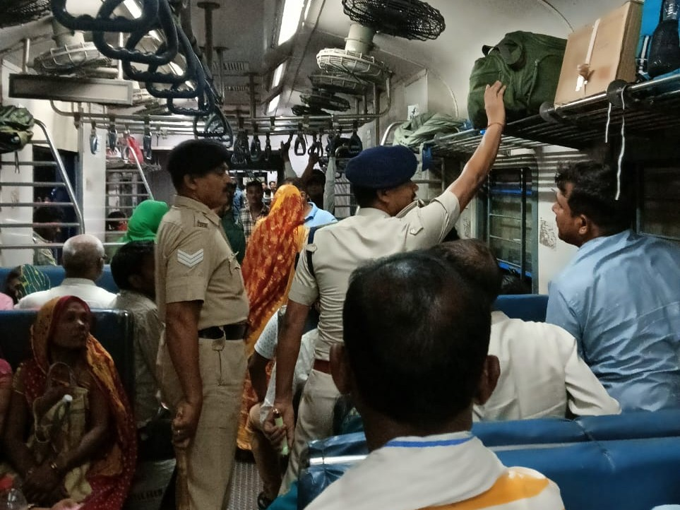 अररिया में सीमांचल एक्सप्रेस में RPF की सघन जांच