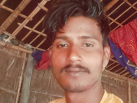 ट्रक की टक्कर से पलटा ट्रैक्टर, मजदूर की दर्दनाक मौत