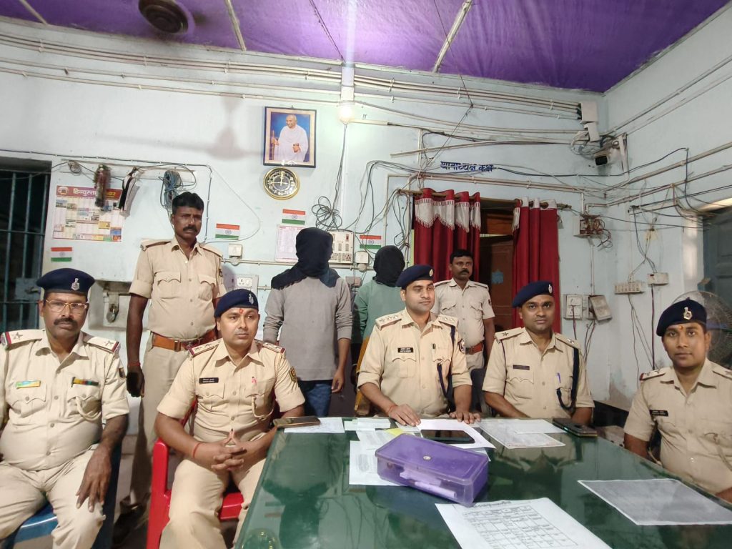 सोशल मीडिया पर देसी कट्टा लहराने वाले दो युवक गिरफ्तार
