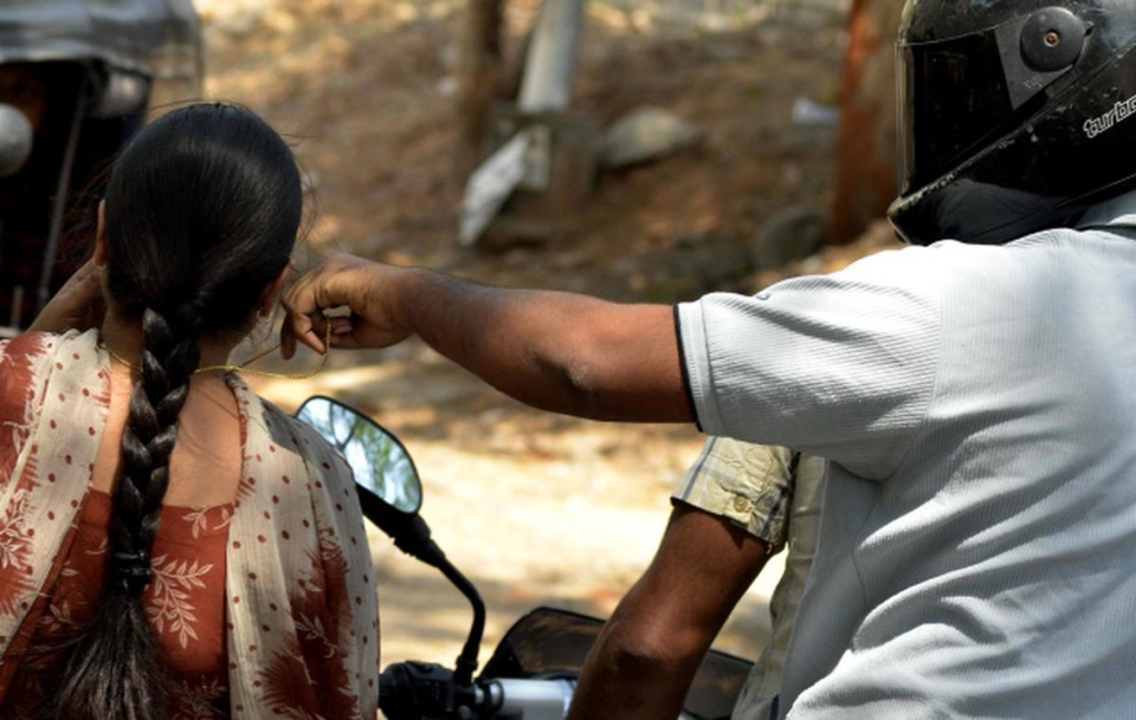 किशनगंज में दिनदहाड़े चेन स्नेचिंग, बाइक सवार लुटेरे फरार