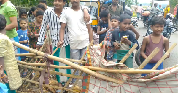 पूर्णिया में सड़क की मांग को लेकर ग्रामीणों ने किया सड़क जाम