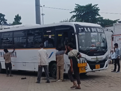 हादसे को दावत दे रही किशनगंज की बसें