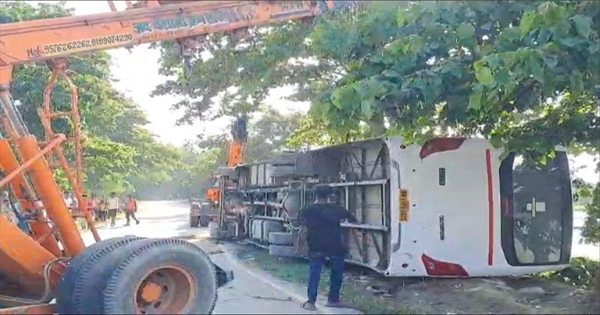 कटिहार में बारातियों से भरी बस गड्ढे में गिरी, 20 घायल
