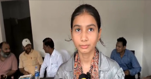 किशनगंज में स्कॉलरशिप परीक्षा में सफल छात्रों को फाउंडेशन ने दी किताबें