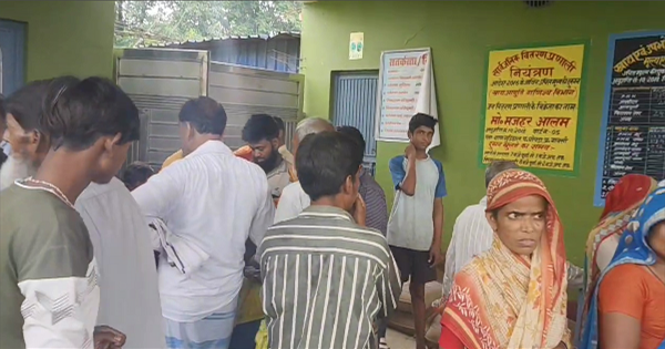 बायसी में डीलर पर राशन गबन का आरोप, ग्रामीणों का फूटा गुस्सा