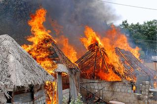 टेढ़ागाछ के खनियाबाद में भीषण आग का कहर