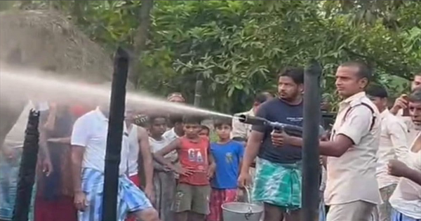 टेढ़ागाछ के खनियाबाद में भीषण आग का कहर