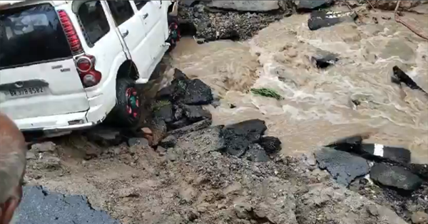 किशनगंज में पहली बारिश ने खोल दी सड़क निर्माण की पोल