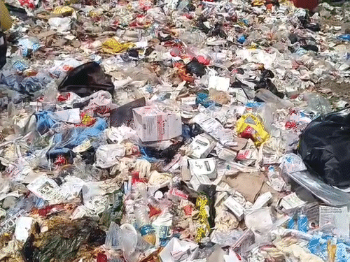 किशनगंज में मेडिकल वेस्ट से जूझ रहे मरीज, जिम्मेदार चुप