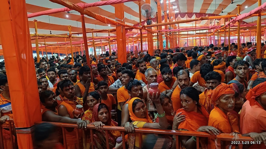 सावन के दूसरे सोमवार को मनिहारी गंगा तट पर उमड़ा श्रद्धा का सैलाब
