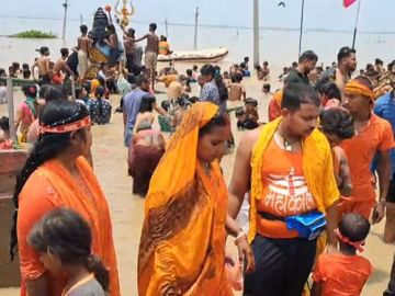 सावन के दूसरे सोमवार को मनिहारी गंगा तट पर उमड़ा श्रद्धा का सैलाब