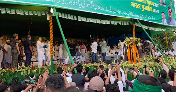 तेजस्वी यादव ने मुजाहिद आलम को पार्टी में दिलाई सदस्यता