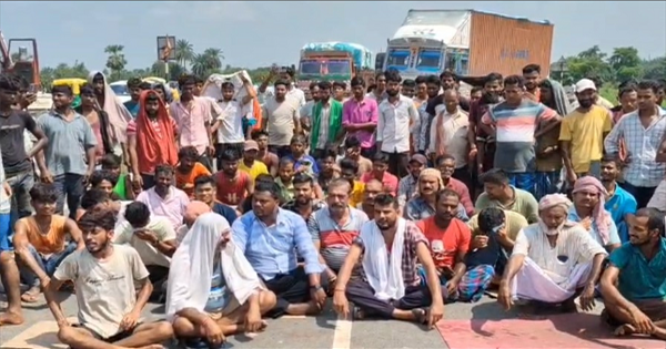 बिजली कटौती से नाराज़ ग्रामीणों ने कटिहार-पूर्णिया NH किया जाम