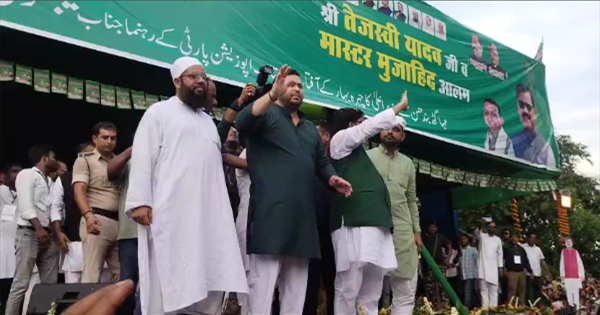 तेजस्वी यादव ने मुजाहिद आलम को पार्टी में दिलाई सदस्यता