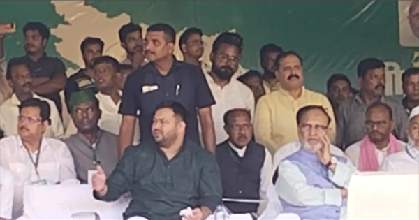 तेजस्वी यादव ने मुजाहिद आलम को पार्टी में दिलाई सदस्यता