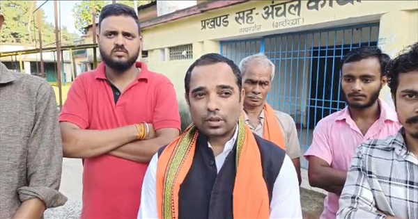 आवासीय प्रमाण पत्र कुत्ते के नाम जारी, मामला बना सियासी विवाद