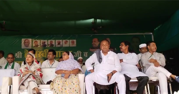 तेजस्वी यादव ने मुजाहिद आलम को पार्टी में दिलाई सदस्यता
