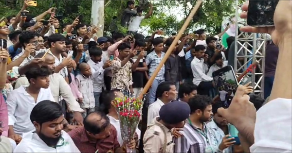 तेजस्वी यादव ने मुजाहिद आलम को पार्टी में दिलाई सदस्यता