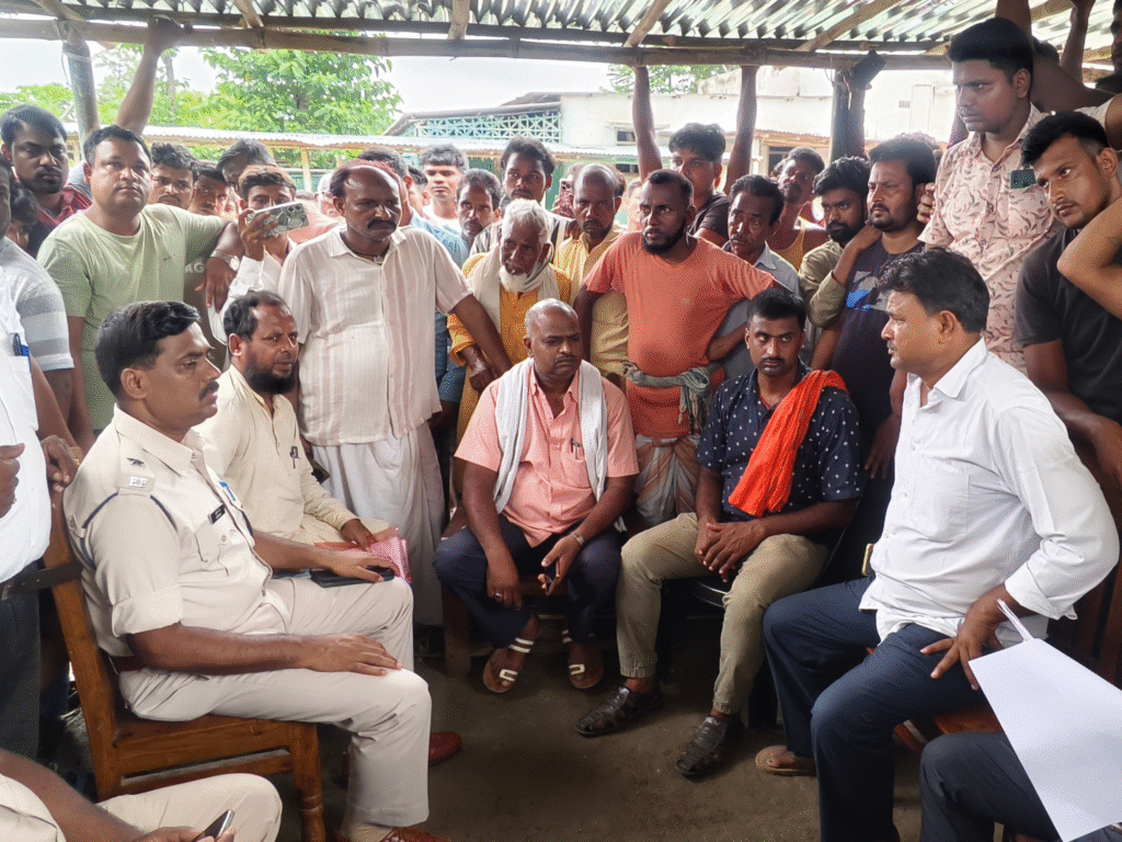 धार्मिक स्थल में तोड़फोड़ से तनाव, ग्रामीणों का विरोध प्रदर्शन