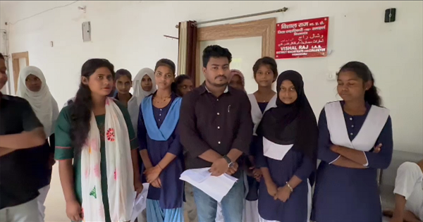 किशनगंज में किशोरियों ने डीएम को सौंपा ज्ञापन