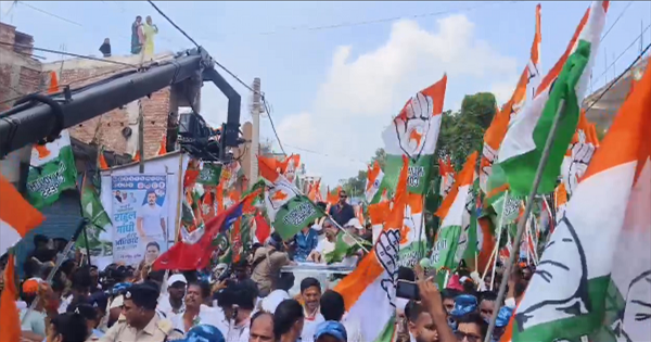 वोटर अधिकार यात्रा में तिरंगे का अपमान, वायरल वीडियो