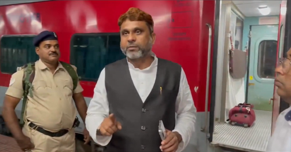 किशनगंज रेलवे स्टेशन पर नहीं मिल रही कोच पोजिशन की जानकारी