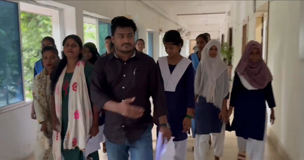 किशनगंज में किशोरियों ने डीएम को सौंपा ज्ञापन