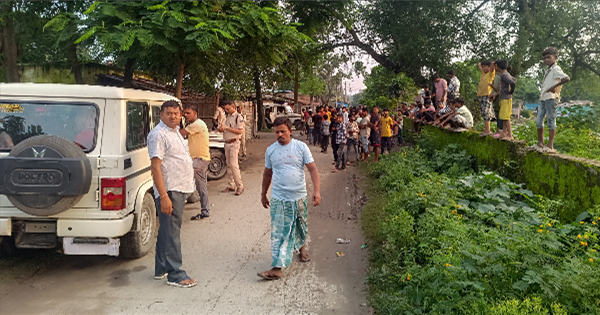 किशनगंज के खगड़ा रेड लाइट एरिया में पुलिस छापेमारी
