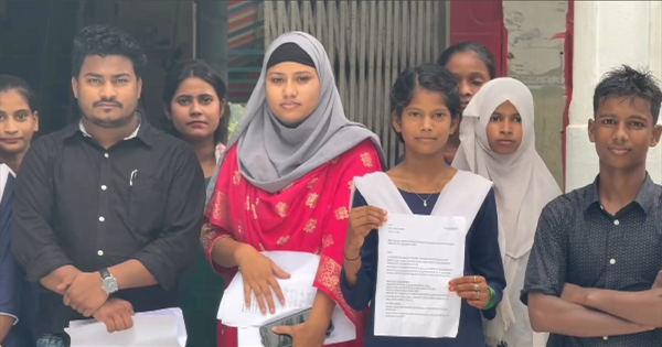 किशनगंज में किशोरियों ने डीएम को सौंपा ज्ञापन