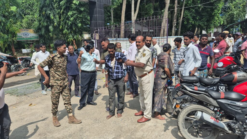 कटिहार में तेज रफ्तार ट्रक ने ऑटो और बाइक को मारी टक्कर
