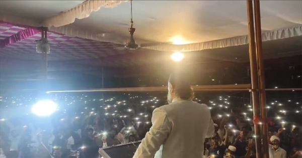 ओवैसी की सभा में बिजली गायब, मोबाइल की रोशनी में हुई तक़रीर